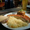 schiefer Sack - Bratwurst, Leberknödel mit Sauerkraut und Brot (Hellerplatzhaus)
